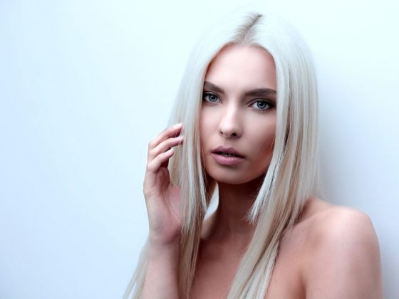 Le shampoing bleu, l’atout beauté des cheveux blonds !