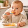 laisser bebe prendre sa cuillere